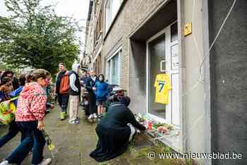 Buurt houdt stille wake voor doodgestoken zwangere Eman (39): “Signaal aan zoontje dat we met hem meeleven”