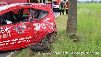 Schwerer Unfall bei Lengede: 19-Jähriger kracht gegen Baum