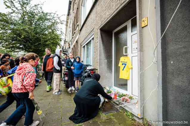 Te Boelaarlei rouwt om zwangere Eman (39), die werd doodgestoken door haar man: “Signaal aan zoontje dat we met hem meeleven”