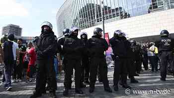 Fliegende Flaschen und Pyro: Fan-Randale vor Basketball-Finalturnier in Berlin