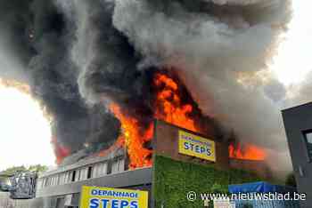 Loods met auto-onderdelen in de as gelegd: brand onder controle