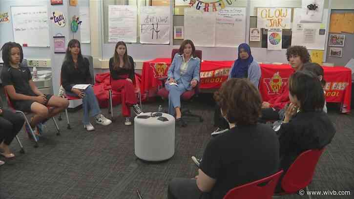 Hochul holds social media & mental health roundtable with local students