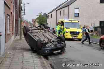 Vrouw gewond na botsing met geparkeerde wagen