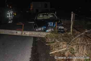 Bestuurder knalt op betonnen paal, weg volledig versperd