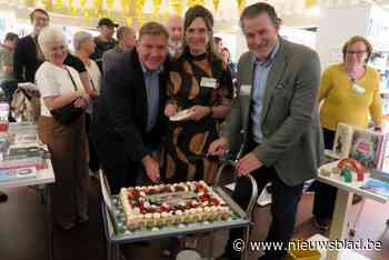 Taart, bubbels en druppels voor jarige Braembibliotheek: boekenbeurs opent feestelijkheden