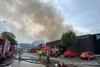 Na 19 uur blussen heeft brandweer bedrijfsbrand eindelijk gedoofd: “Maar we blijven stand-by”