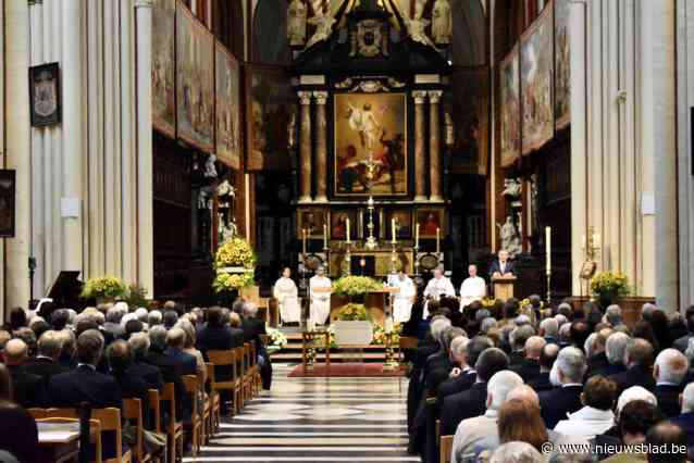 “De snaren zijn stil maar jouw melodie klinkt verder”: volle Sint-Salvatorskathedraal neemt afscheid van ereburgemeester Patrick Moenaert