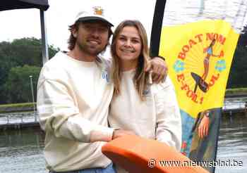 Niels en Elien stellen hun eFoil-school voor tijdens Waterdays Massenhoven