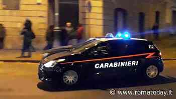 Pietralata, tagliano saracinesca e saccheggiano negozio di cellulari