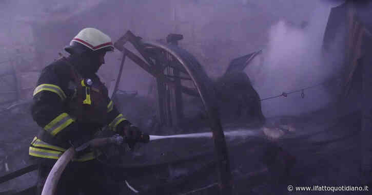 Ucraina, colpito ipermercato a Kharkiv. Zelensky: “All’interno potrebbero esserci 200 persone”