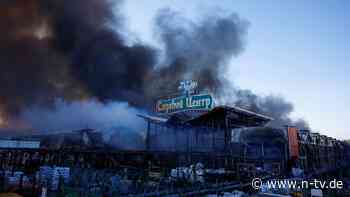 Mindestens zwei Tote: Russen greifen Baumarkt in Charkiw mit Gleitbomben an