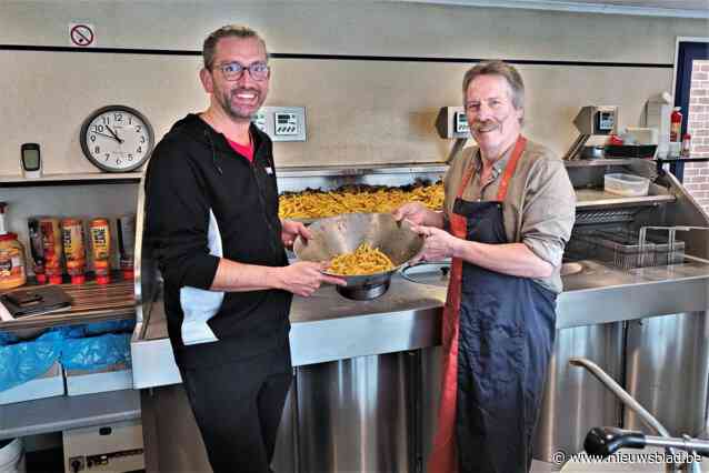‘De Snor’ draagt na 40 jaar frituur over aan Mathias: “Geen zorgen, het recept van de geliefde stoofvleessaus krijg ik samen met de sleutel”