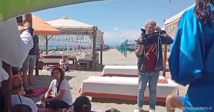 Attivisti fanno irruzione al Twiga e montano gli ombrelloni tra i lettini: “Concessione scaduta, la spiaggia è libera”. La lite con il cliente