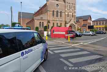80-jarige dame wordt onwel en ramt twee geparkeerde wagens: “Hulp kon jammer genoeg niet meer baten”