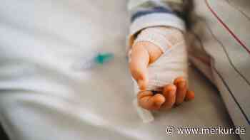 Hirntot nach Sturz in Bach: Junge (3) wacht plötzlich wieder auf – Mutter meldet sich emotional