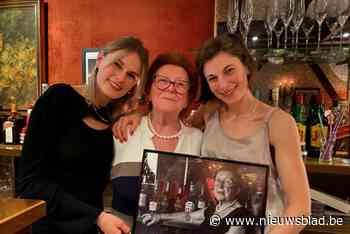 Freddy Breck stond er jaren mee achter de bar, maar na bijna 70 jaar sluit Yvette (89) haar café: “Het waren schone tijden”