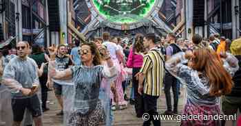 Bier, beats en blije gezichten: Emporium-bezoekers trekken zich niks aan van een beetje regen