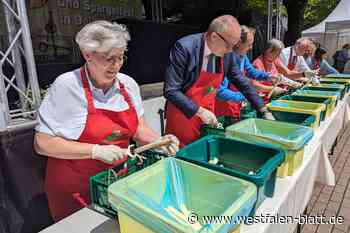 Stadt- und Spargelfest mit Schälwettbewerb Mensch gegen Maschine eröffnet