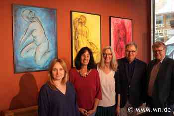 Frauenkörper im Kirchenfoyer: Bilder ziehen Blicke auf sich