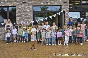 Vlaggetjes verenigen en bedanken opvoeders