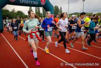 Meer dan duizend lopers trotseren regenweer tijdens Rivierenhofloop