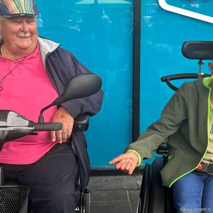 Leroy voelt zich thuis bij de scootmobielclub: "Het is zo'n vriendelijke jongen, echt mijn grote vriend"