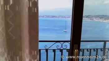 Influencerin bucht teures Zimmer mit Meerblick in Italien – und steht vor einem Poster