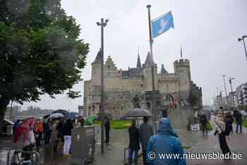 Antwerpen laat vredesvlag boven Steenplein wapperen: “We hopen vurig dat het krijgsgeweld stopt en dat alle gijzelaars veilig thuiskomen”