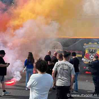 Supporters Go Ahead Eagles zwaaien spelersbus uit