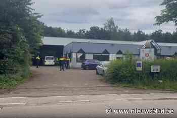 Politie legt illegale raveparty stil in Kempense loods: opvallend veel Nederlanders aanwezig