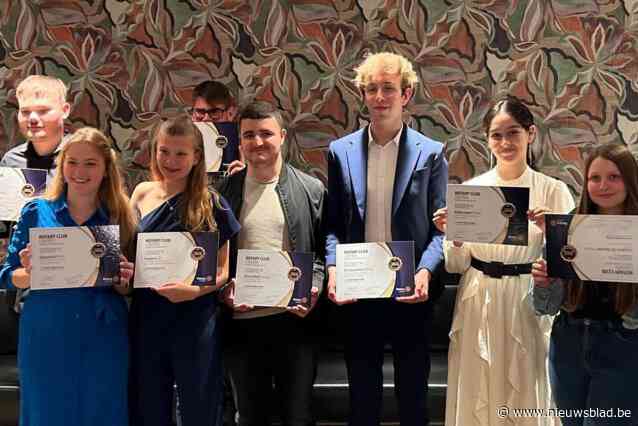 Rotary zet verdienstelijke studenten in de bloemetjes