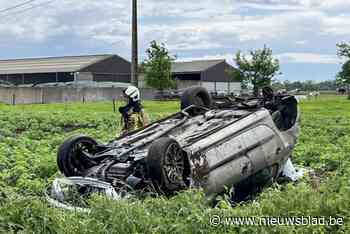 Jongeman (21) ‘vliegt’ de weg af, wordt lucht in gekatapulteerd en eindigt op dak in veld