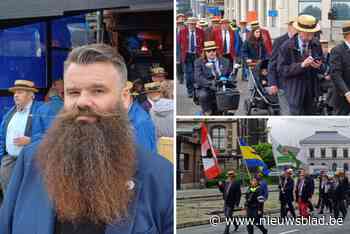 Lars krijgt bij aanstelling als ‘Snor van het Jaar’ steun van jonge collega-snordragers: “Snorren zijn weer helemaal hip”