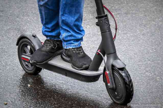 Vrouw op elektrische step negeert rode licht en botst dan tegen auto