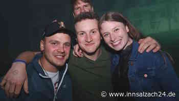 Die Auer Feuerwehr weiß, wieʼs geht: Beste Stimmung bei der legendären „Fire Night“