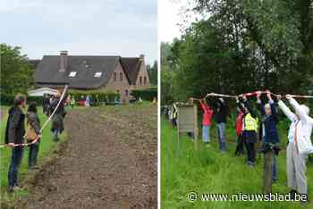 Sympathisanten burgerinitiatief vormen menselijke ketting tegen bouw woningen op Roomacker