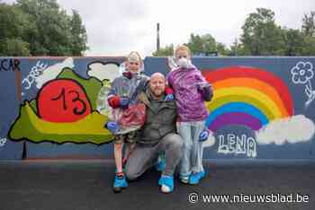 Jorre en Lena zetten slak en regenboog op waterkeringsmuur: “Dit blijft hier voor altijd staan”