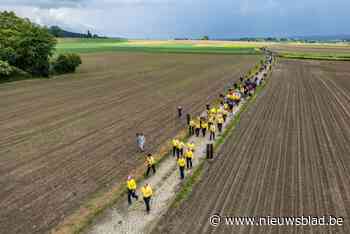 “Het helpt, want dit jaar was ik niet zot’: ondanks onweer lokt Fiertel opnieuw massa stappers die zich willen beschermen tegen gekte