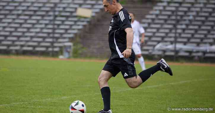 Özdemir und Anne Will bei Benefizspiel in Berlin