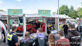 Mit drastischen Bildern und kopfüber: So schockte die Polizei junge Autofahrer im Herto-Park