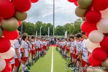 Nieuw paradepaardje van sportpark officieel geopend: “Hockeyveld met ingebouwde sproeiers”