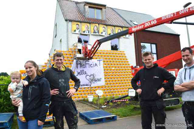 Trouwkoppel moet voor huwelijksnacht noodgedongen naar tentje in tuin: 560 bierbakken versperren toegang tot huis