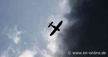 Büsum: Pilot landet Doppeldecker direkt neben einem Kutter – und wird gerettet