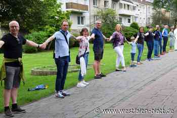 2500 Paderborner bilden eine Menschenkette