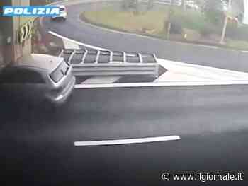 Completamente ubriaca, sbanda con l'auto e si schianta in galleria: 40enne rischia l'arresto