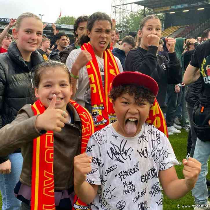 Zo zagen duizenden supporters van Go Ahead Eagles in Deventer hun club de play-offs winnen