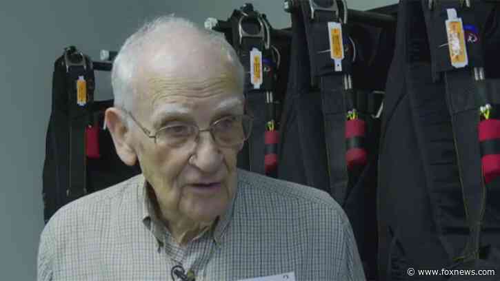 Korean War vet skydives to celebrate 95th birthday: 'I can do that'
