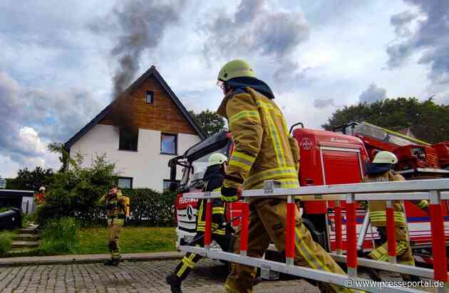 FW Osterholz-Scharm.: Wohnungsbrand mit Menschenleben in Gefahr - Feuerwehr kann Dachstuhlbrand verhindern