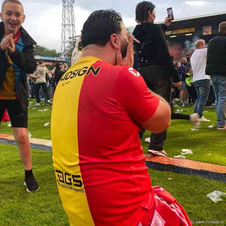 Duizenden supporters in De Adelaarshorst voor nachtelijke huldiging Go Ahead Eagles