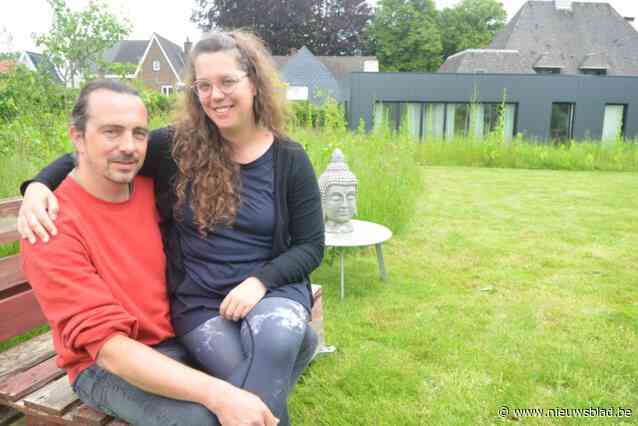 “Ons steentje bijdragen aan mentale en fysieke gezondheid”: Nele (43) en Karel (46) realiseren hun droom met yogastudio ‘de Nesterij’
